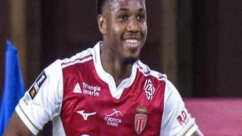 “争议频发：伊万换人引波折，张韦二将换下过早？塞尔吉尼奥登场在即？”